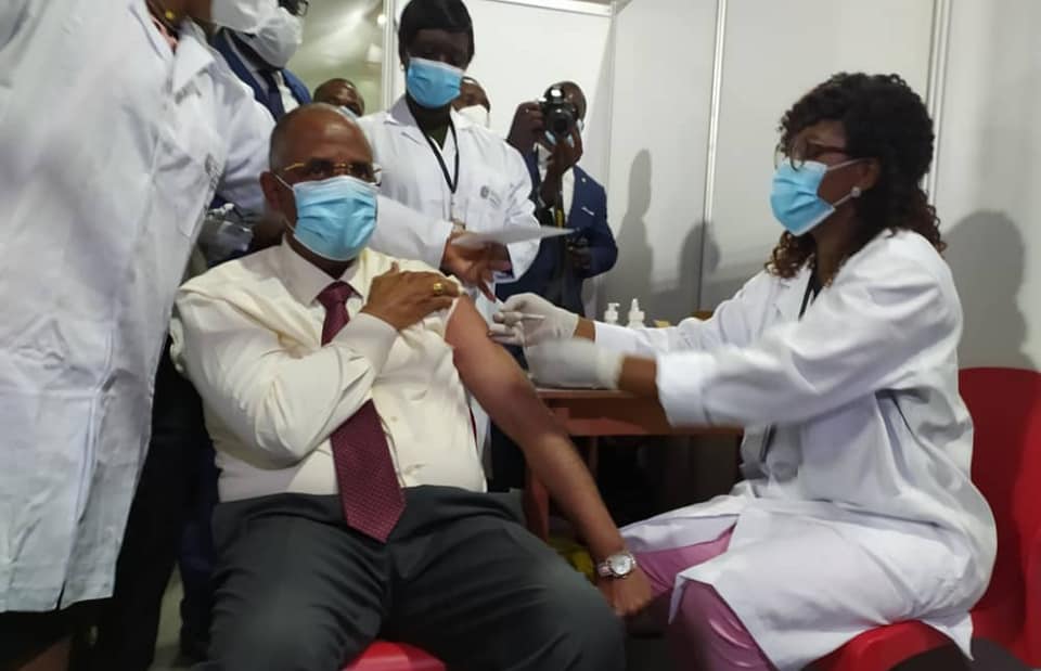 Le ministre d'Etat, secrétaire général de la Présidence de la République, Patrick Achi, recevant son vaccin