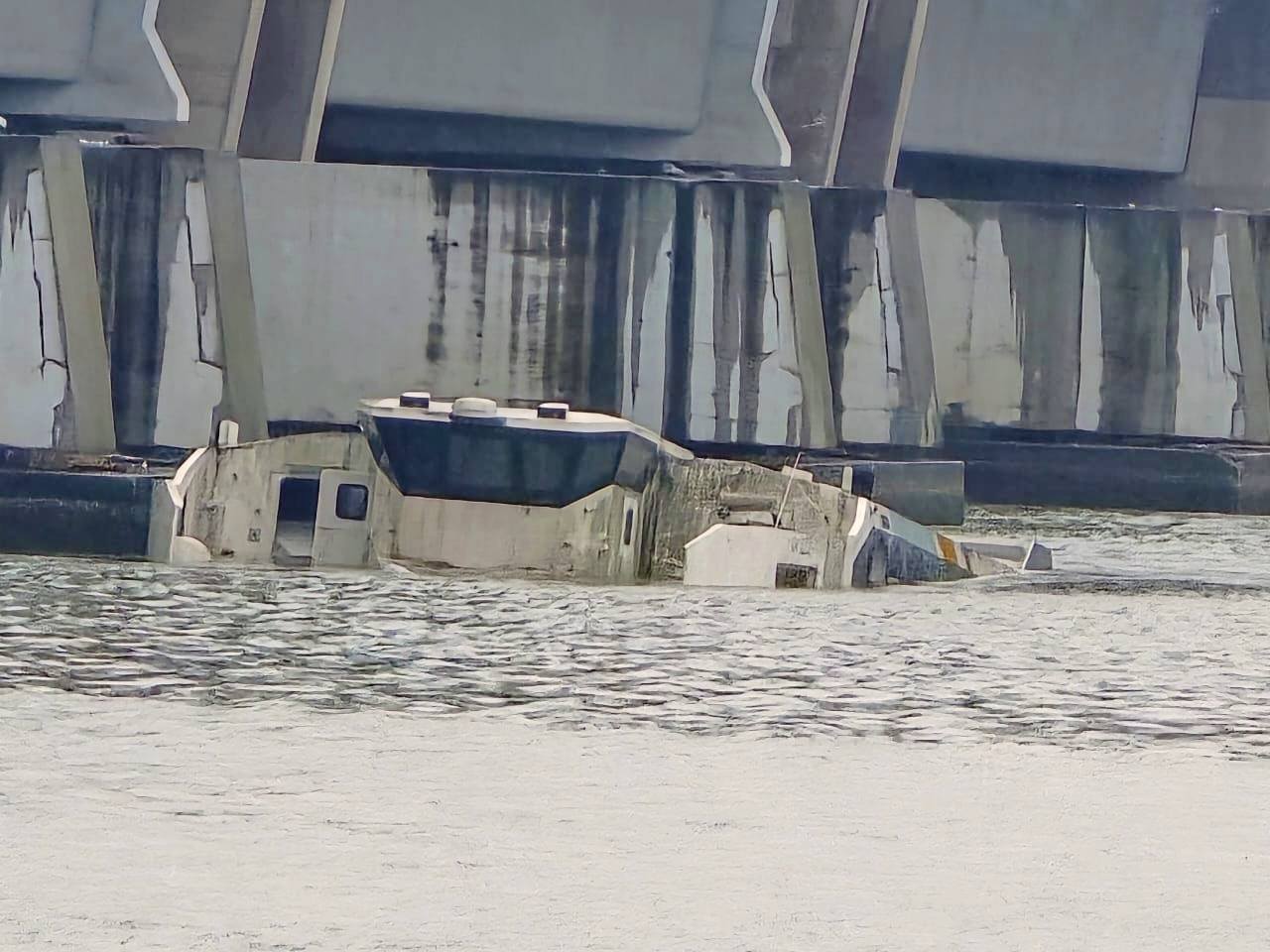[Abidjan] Un bateau de transport de passagers s’échoue au Pont Félix Houphouët-Boigny