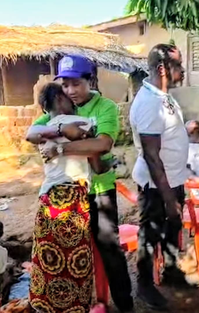 [Duékoué] Après les affrontements meurtriers entre jeunes, la colonelle des Affaires maritimes Baehoulou Agathe aux côtés des victimes à Bagohouo