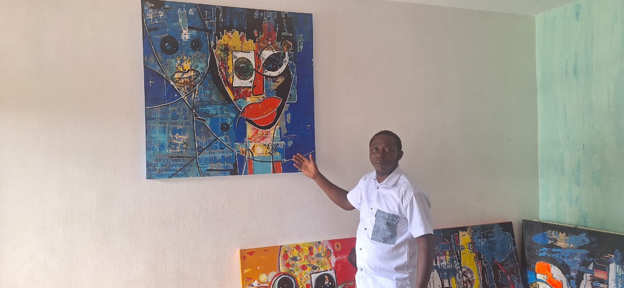 [Koum’son] Comment l’artiste peintre ivoirien a-t-il fait de la femme le cœur de son identité artistique ? (À la découverte)