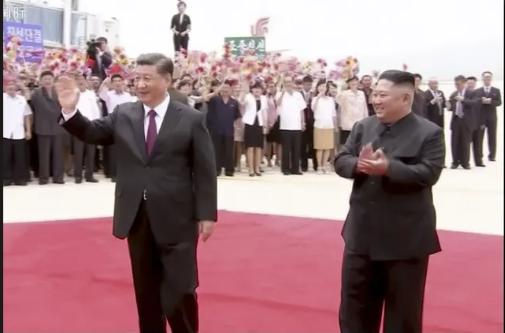 [Visite d’État] Xi Jinping accueilli en grande pompe à Pyongyang par Kim Jong Un