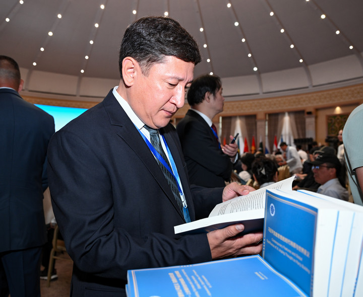 [Bichkek] Les versions kirghize et russe d’un rapport sur la pensée de Xi Jinping publiées au Sommet de l’OCS
