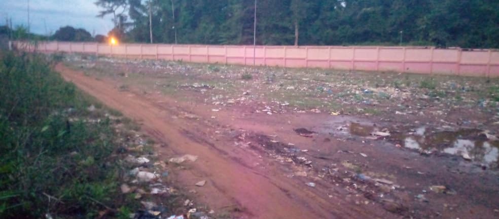 [Mama] Insalubrité : des ordures envahissent la clôture du domaine de Laurent Gbagbo
