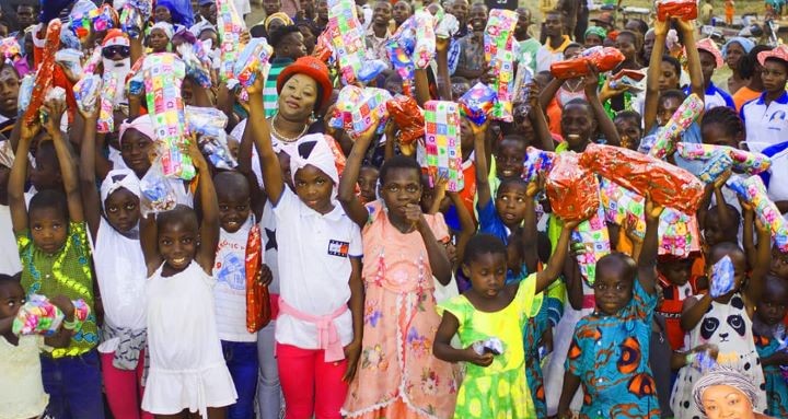 [Côte d’Ivoire] Les grandes actions sociales de Mme Mireille Guéï à Biankouma