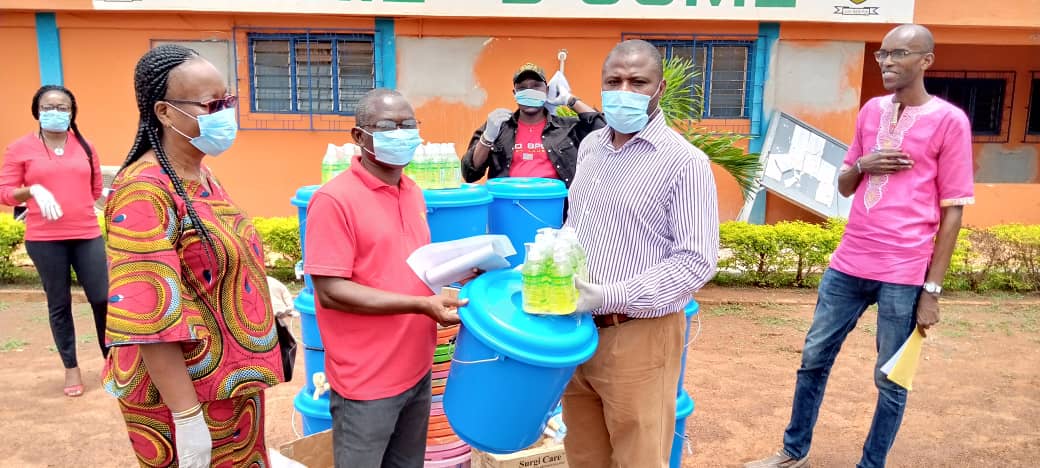 [Côte d’Ivoire] Le maire d’Oumé offre un important lot de dispositifs de lavages de mains et de protection à ses administrés