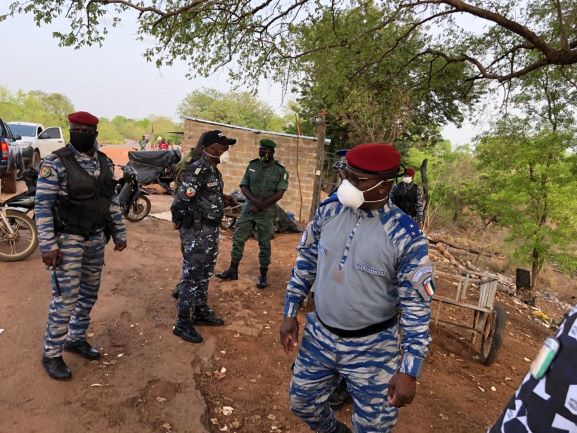 [Côte d’Ivoire COVID-19]Le  Général de Divison Alexandre Apalo Touré visite les postes frontaliers de Laleraba et de Pôgo
