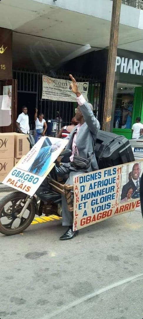 Accueil de Laurent Gbagbo, des bâches prévues