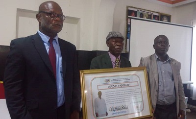 [Distinction des acteurs de la bonne gouvernance] Le fondateur Batahollo Kossi Benoit, honoré pour ses actions en faveur de l’école ivoirienne
