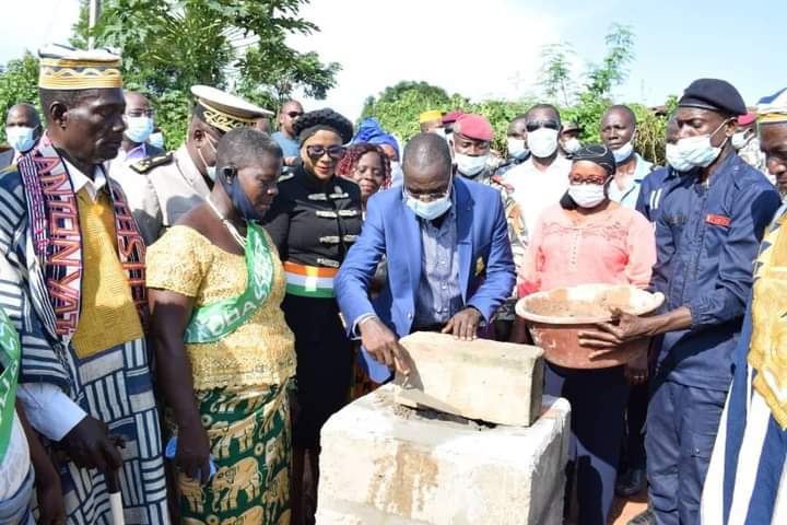 [Côte d’Ivoire-Logoualé] Le ministre Diomandé Vagondo pose la première pierre de la maison à la chefferie coutumière