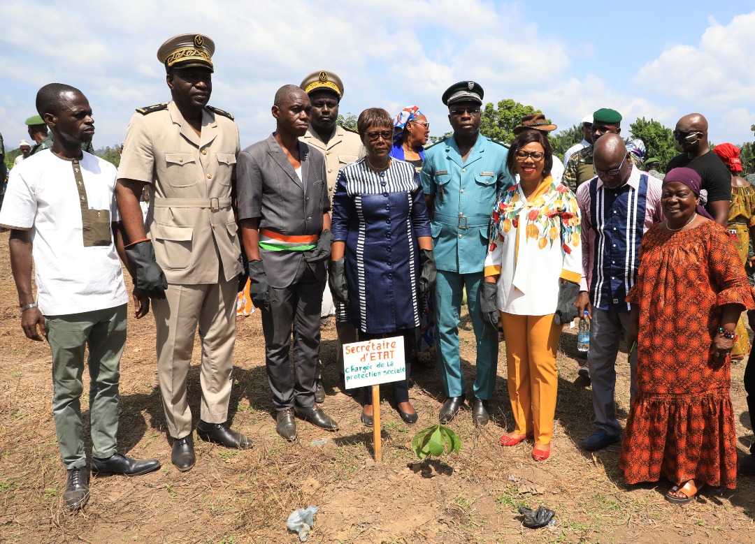 [Danané] Mme Clarisse Slaha Kayo Mahi apporte son soutien à un planting d’arbres