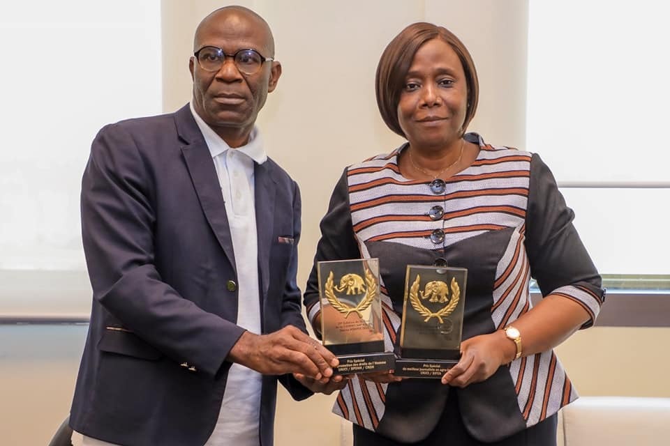 Ebony 2021 Sériba Koné présente ses prix à la Secrétaire d’État Clarisse Mahi [images]