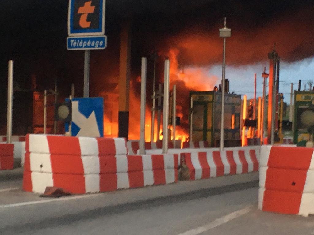 [Côte d’Ivoire] Le pont à péage sur l’autoroute du Nord après Gesco en feu (actualisé)