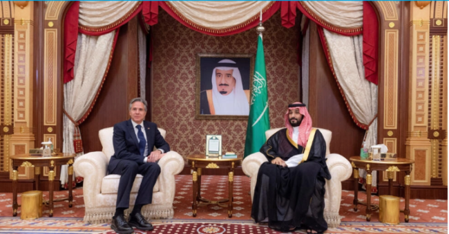 Antony Blinken et Mohammed ben Salmane discutant lors de la visite en Arabie saoudite.