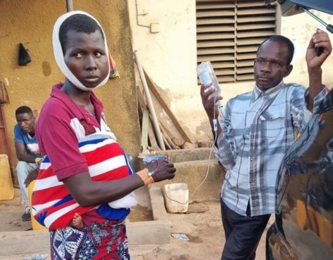 Dame voyageant avec un perfuseur dans la rue