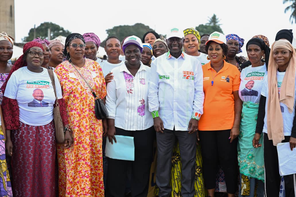 La photo de famille avec les femmes de Yopougon Andokoi chateau d'eau