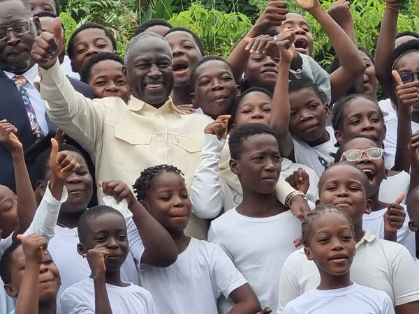 Adama Bictogo déjeune avec les tout-petits de Yopougon du concours Wozo-Vacances