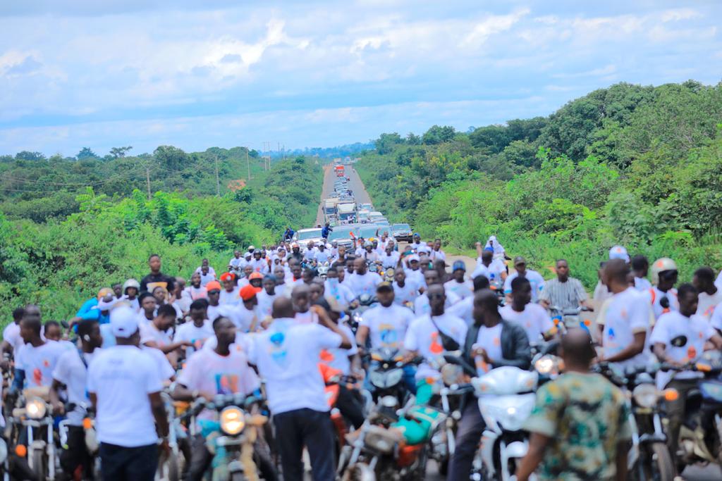 De nombreux jeunes, fervents partisans du candidat, ont ouvert la voie à son cortège avec des milliers de motos