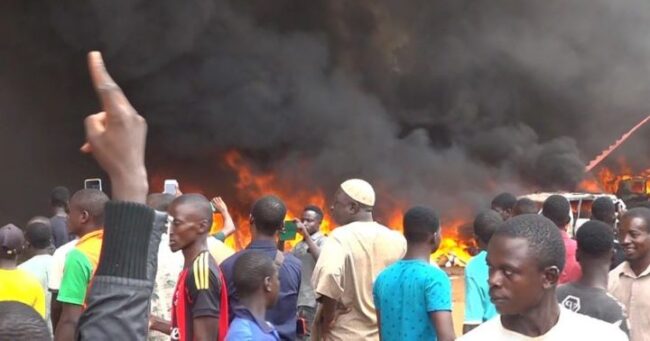 Au Niger, des individus ont mis le feu à l'ambassade de France.