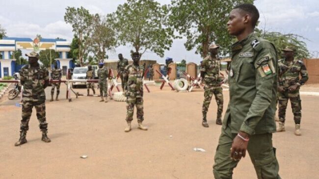 La junte nigérienne demande un soutien à la Guinée lors d'une visite à Conakry