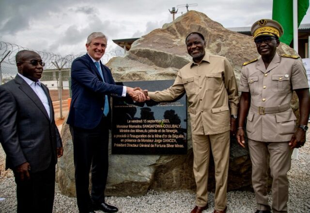 Poignée de main entre Jorge A. Ganoza, président-directeur général de Fortuna (en costume) et Mamadou Sangafowa Coulibaly, Ministre des Mines de la Cote d’Ivoire