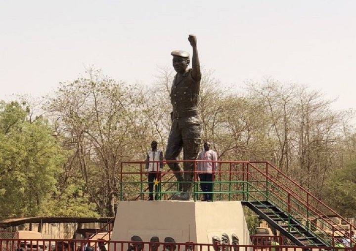 La statue au Mémorial Thomas Sankara rend ce capitaine immortel