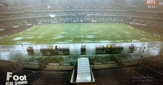 La triste image de l'inondation du stade d'Ebimpé