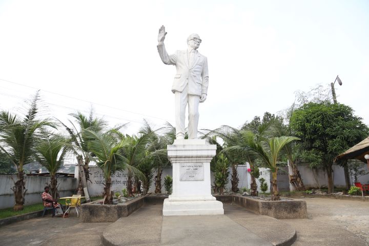 Le monument dédié à Djeni Kobina