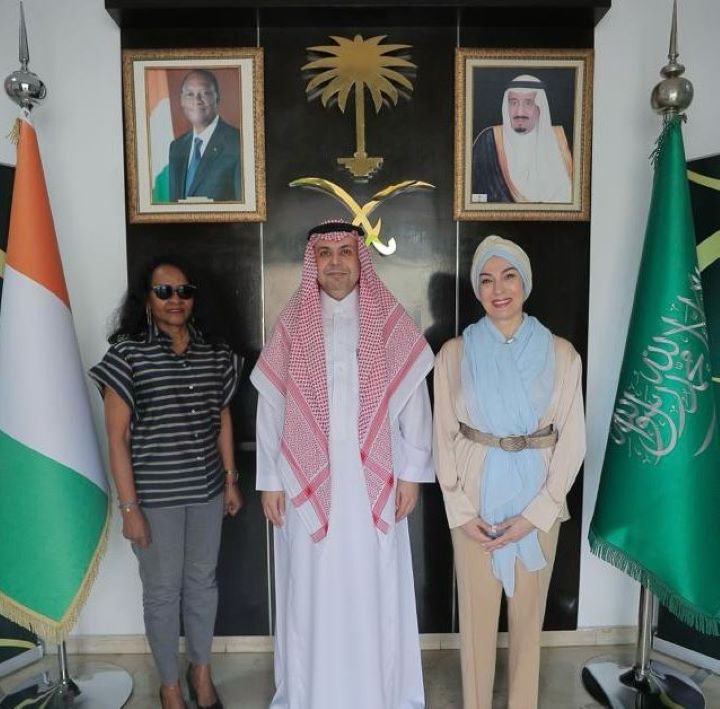 S.E.M. Saad Bin Bakheat ALQHATAMI, a rencontré la doyenne du Groupe des épouses des chefs de missions diplomatiques des pays Arabes en Côte d'Ivoire, Mme Suhad BELLIARD, et le chef adjoint du groupe, Mme Mai AL-ANIS, le mardi 17 octobre 2023. Ph.Dr.