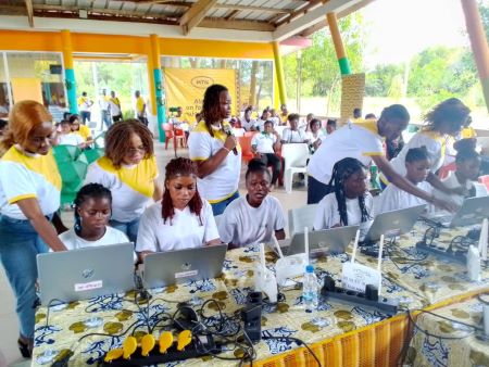 [MTN Côte d’Ivoire : Projet Y’ello School à Assinie] « Au Centre Mon Refuge, les outils digitaux ouvrent la voie à l’indépendance des jeunes femmes vulnérables » (Reportage)